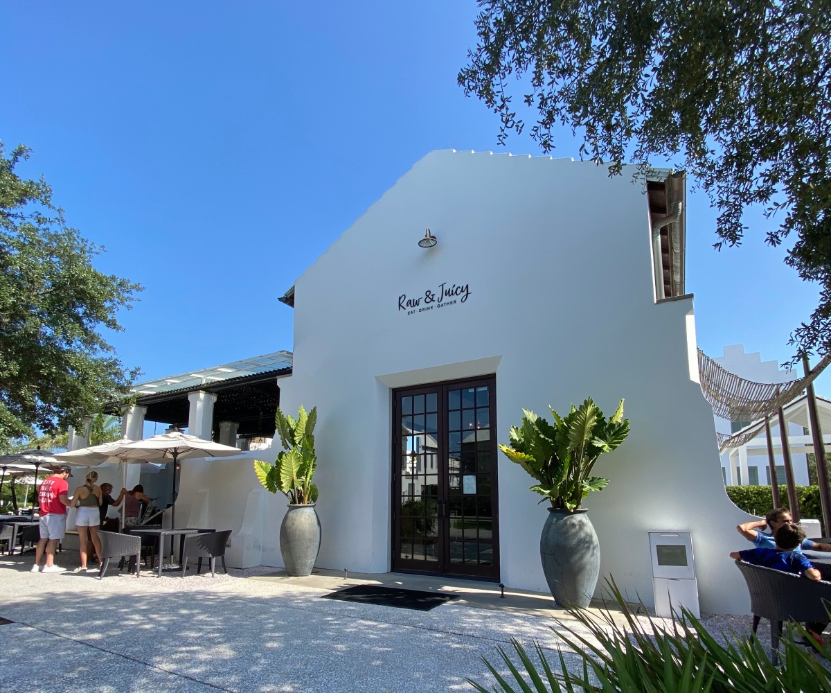 Exterior of Raw & Juicy in Alys Beach